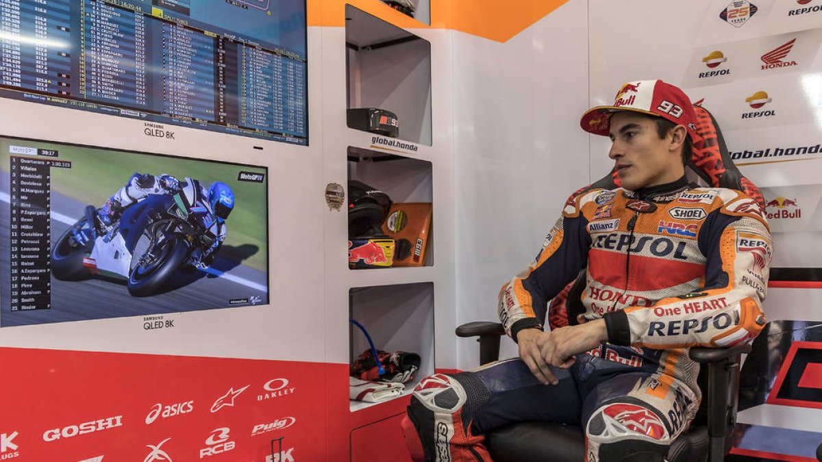 Marc Márquez, al box, segueix atent per televisió les evolucions del seu germà Àlex en pista