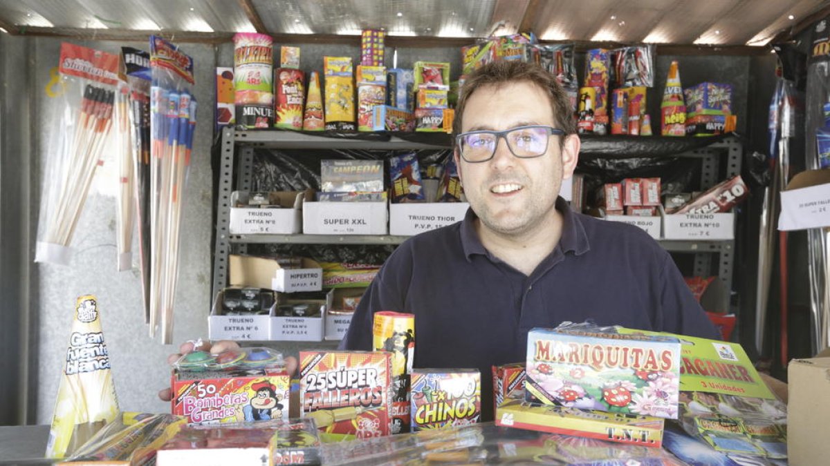 Una de las casetas de venta de petardos repartidas por la ciudad de Lleida.