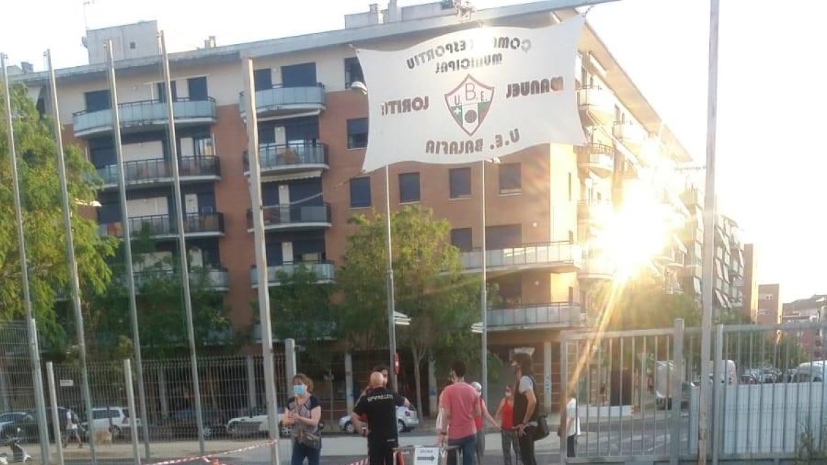 El concert de Vermouth Flames celebrat ahir a la pista del camp de la UE Balàfia. A la dreta, la Urbana desallotjant els pares.