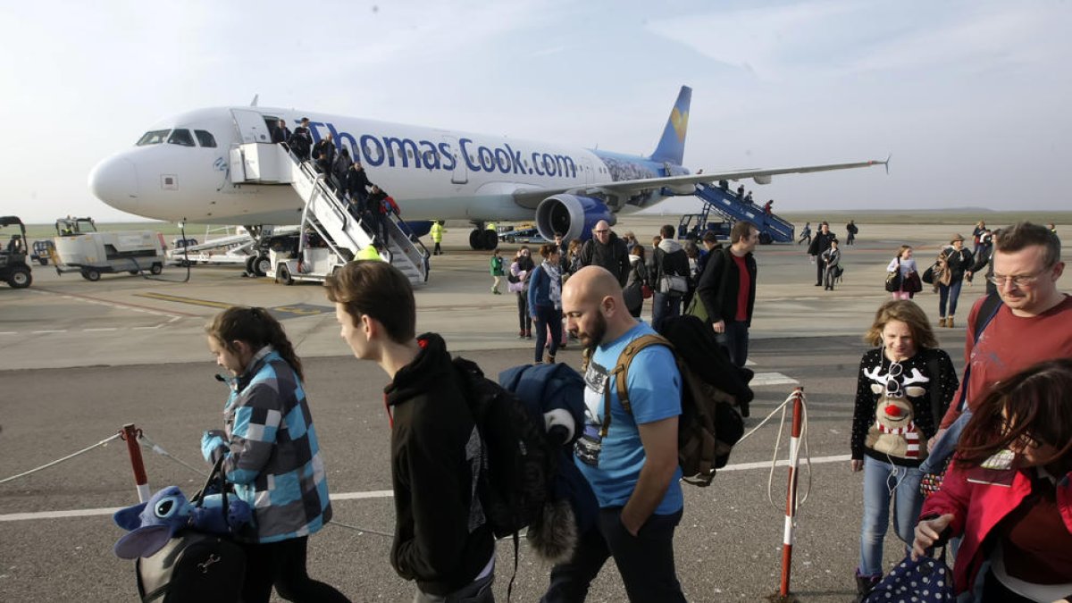 Imatge d’arxiu de viatgers desembarcant d’un avió de Thomas Cook a Alguaire.
