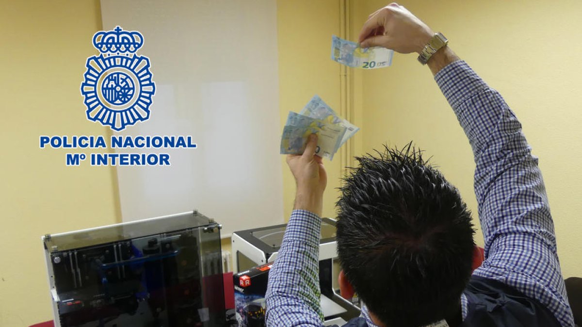 Un detingut a Lleida per comprar diners falsos a través d'internet