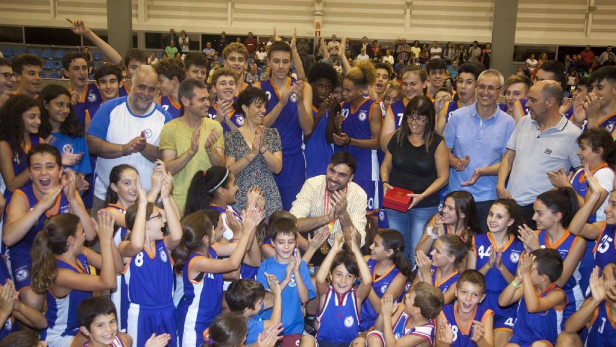 Pierre Oriola posa amb jugadors i tècnics del CN Tàrrega, la presidenta del club, Maitxe González, i l’alcaldessa, Alba Pijuan.