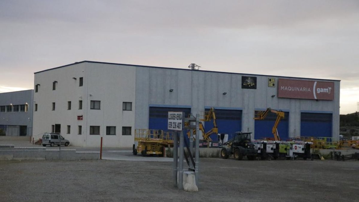 Vista exterior de la empresa donde tuvo ayer lugar el siniestro mortal en el polígono Les Canals.