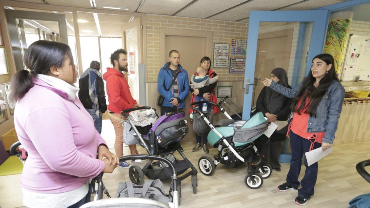 Padres visitando una escuela ‘bressol’ en la jornada de puertas abiertas.