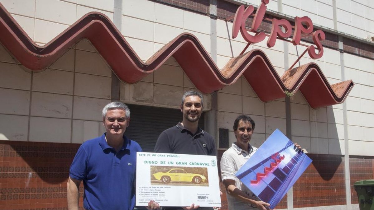 Josep Maria Panadés (hijo del fundador), ayer con el alcalde, Bernat Solé, y el historiador Jordi Creus.