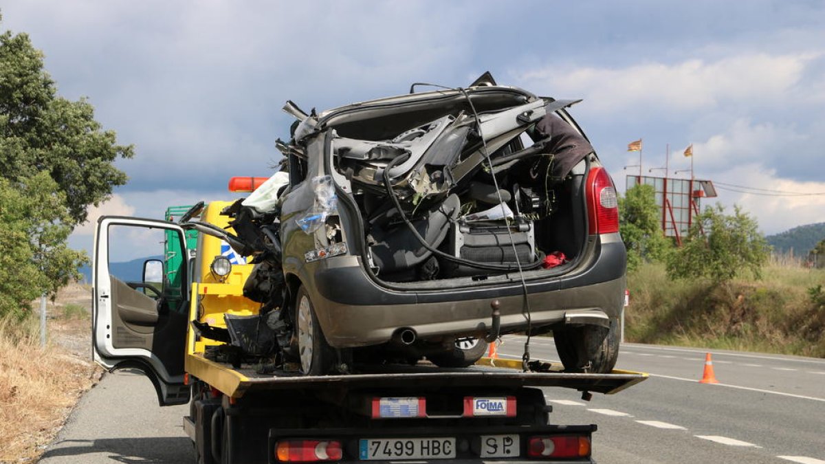 Estado en el que quedó uno de los dos turismos implicados en el accidente mortal de ayer en la N-240.