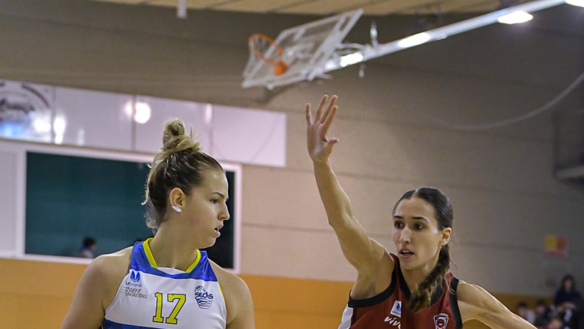 Yoyo Nogic controla la pilota durant el partit davant del Gernika.