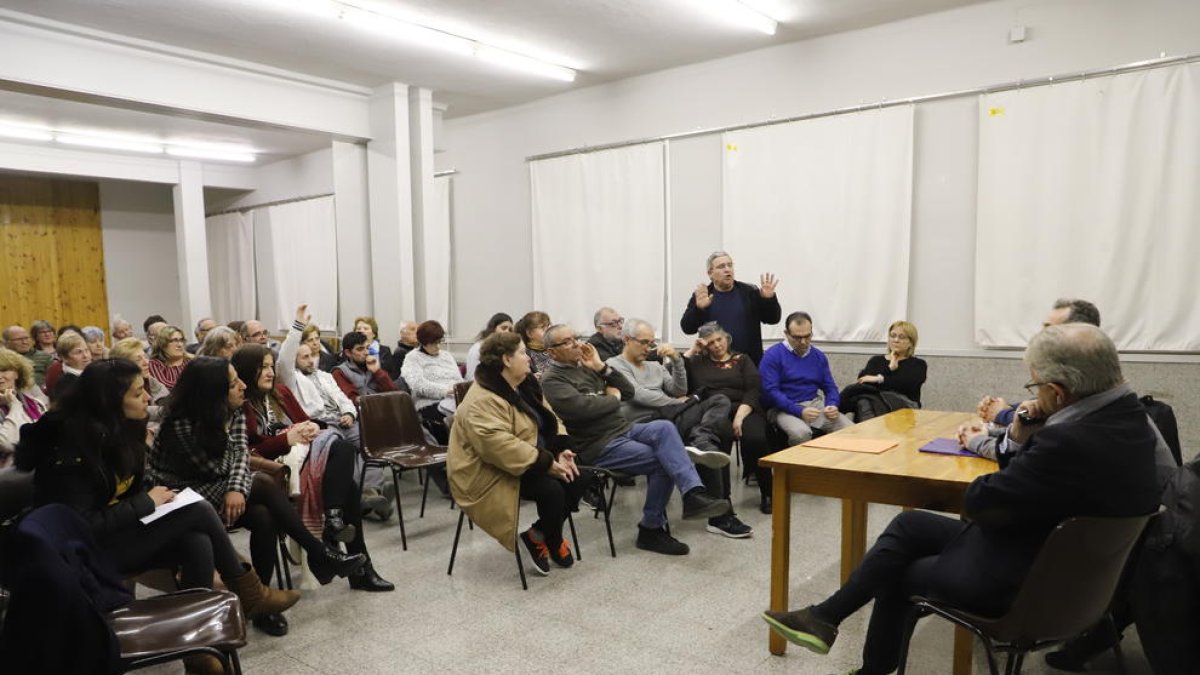Imagen de la tensa reunión vecinal con un técnico de telecomunicaciones ayer en Magraners.