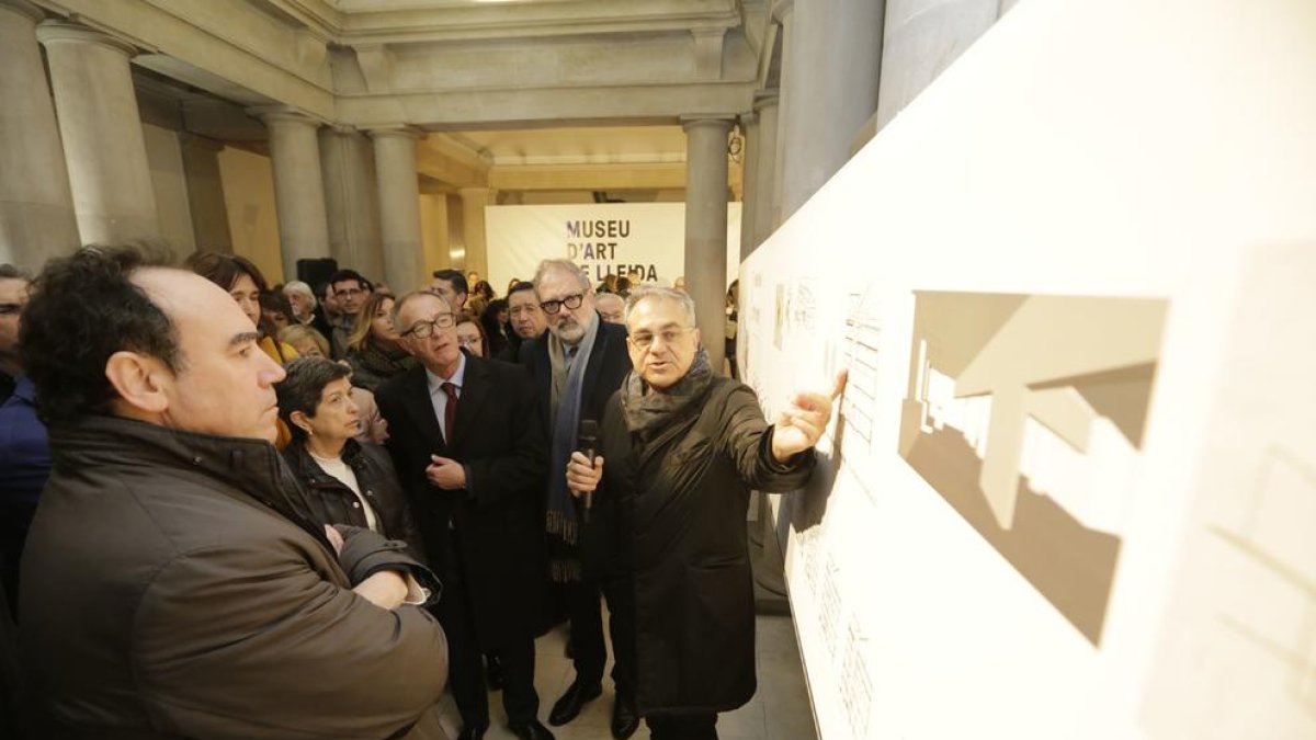 L’arquitecte Jaume Terés explica el projecte a les autoritats a l’acte que es va celebrar al gener.