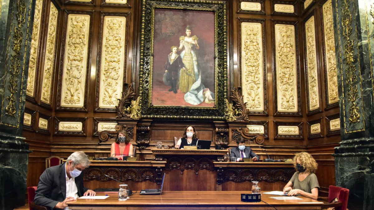 El pleno de Barcelona adoptó ayer la decisión a la sombra de un gran cuadro de Alfonso XIII y su madre.