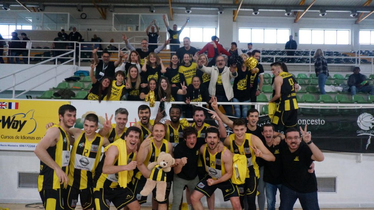 Los jugadores del Ilerdauto Nissan Pardinyes celebraron el triunfo con su afición.