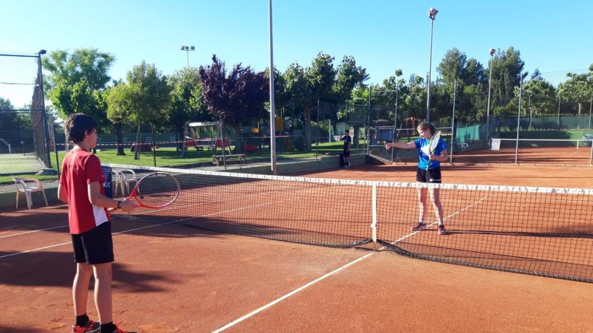 Dos jóvenes ayer en las pistas del CT Urgell.