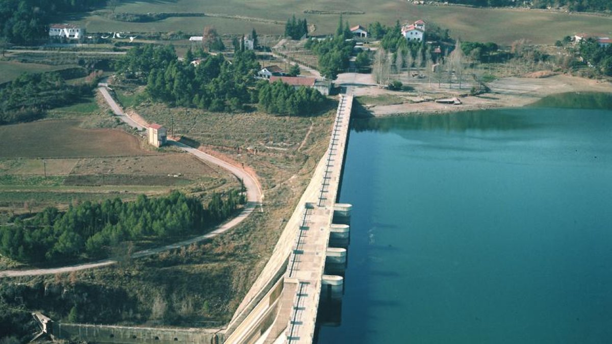 La presa i part de l’entorn del pantà de Sant Ponç.