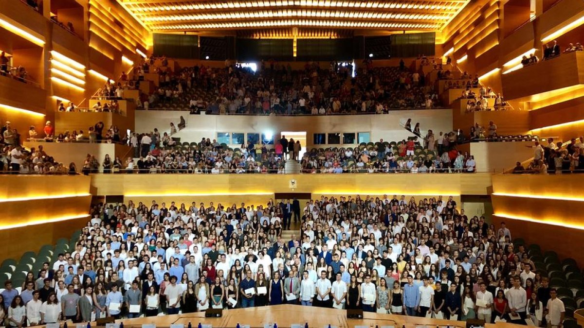Els 698 millors alumnes de la selectivitat van ser reconeguts per Torra a Barcelona.