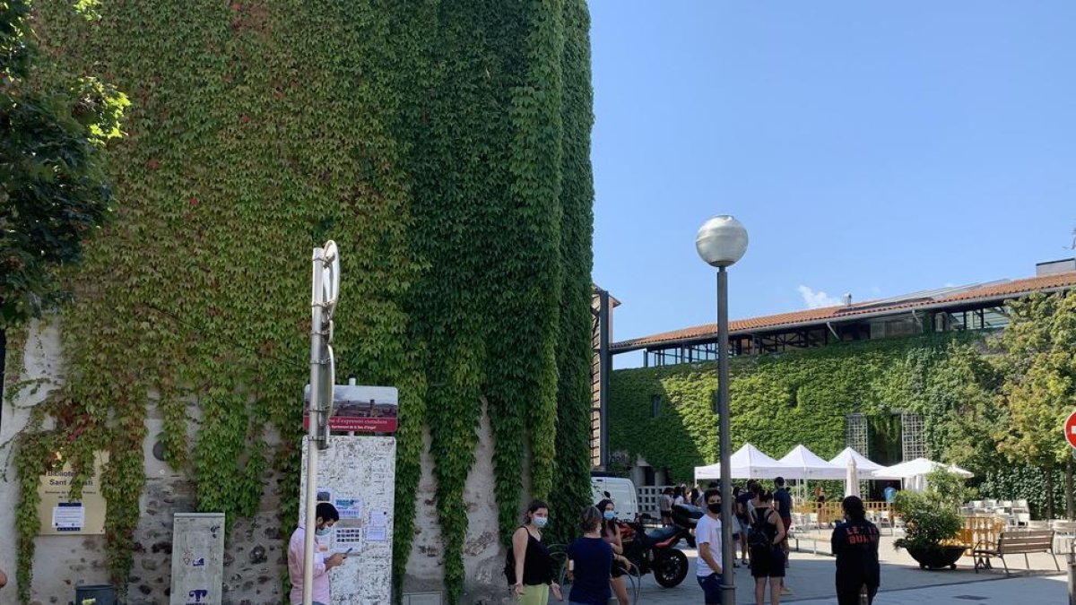 Jóvenes de La Seu, haciendo cola ayer para someterse a test PCR.