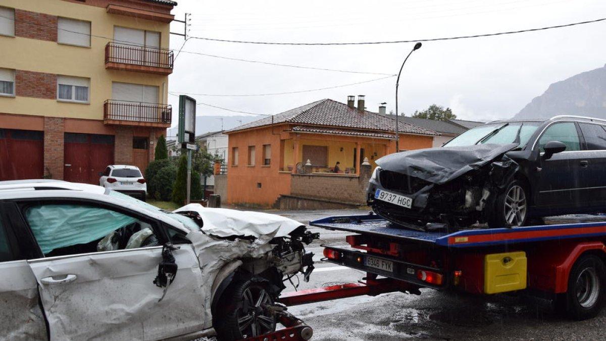 Imagen de dos de los vehículos implicados tras ser retirados por una de las grúas.