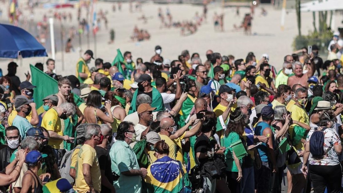 Simpatizantes de Bolsonaro sin guardar las distancias, ayer, en Río.