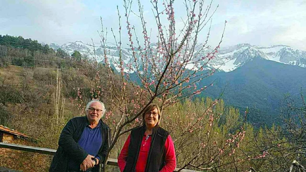 Miquel Dalmau, con su mujer, en las calles de Cava.