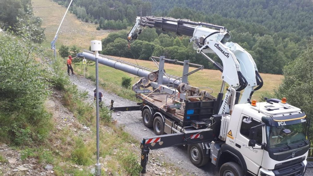 Imatge del desmuntatge del telecadira de la Roca de l’estació d’esquí d’Espot.