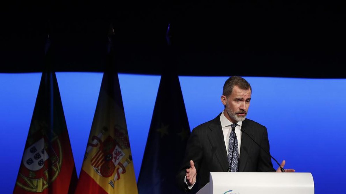 El rey: 'No es admisible apelar a una supuesta democracia por encima de la ley'