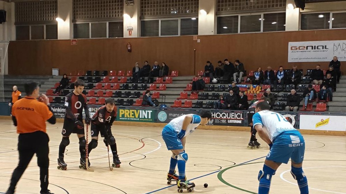 César Candanedo y un compañero se disponen a poner la bola en juego, en una acción del partido de ayer.
