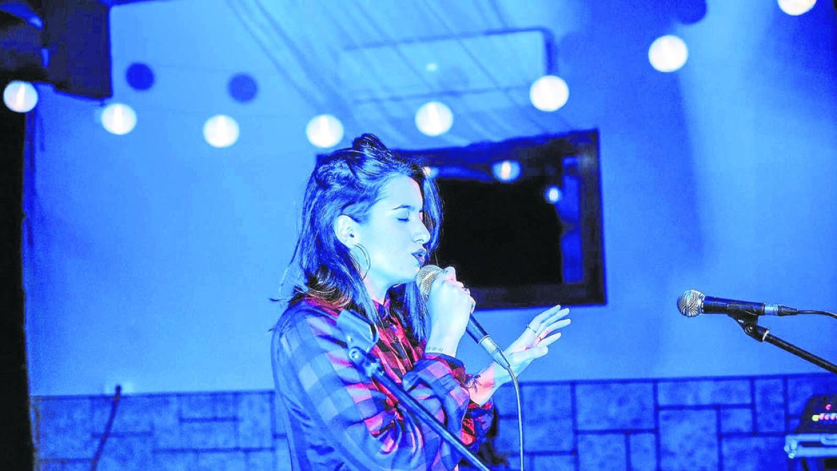 Una cantant lleidatana busca 200 dones per gravar un videoclip