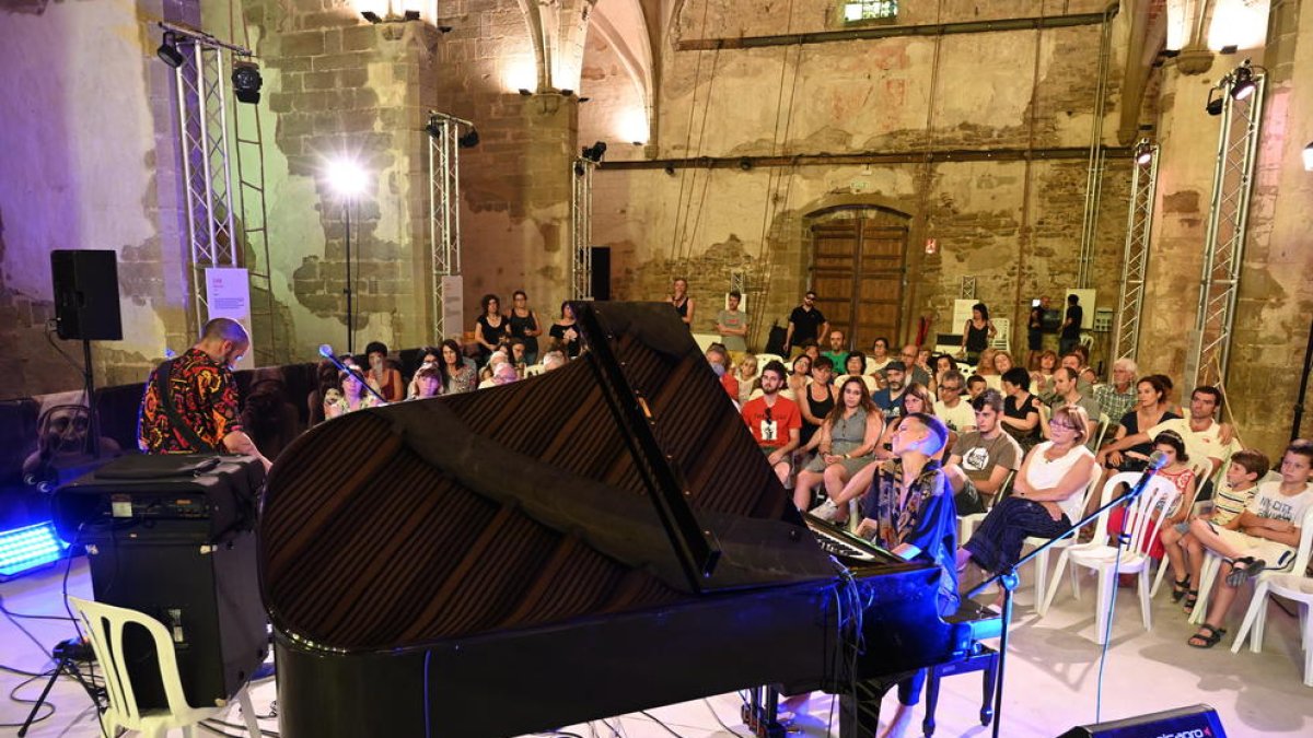 A l’esquerra, Clara Peya i Vic Moliner, dijous a Sant Domènec, i a la dreta, el grup Mezzos al Celler dels Encants del Llibre.