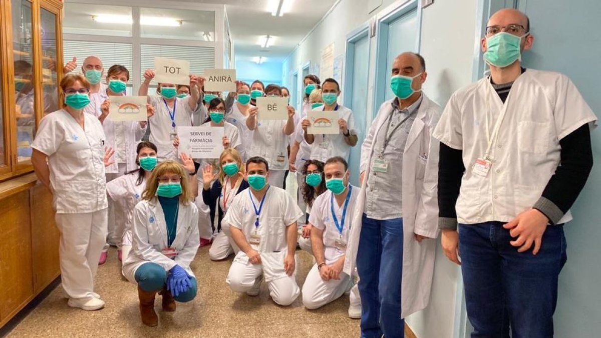 Professionals del servei de Farmàcia Hospitalària de l’Arnau es van fer una foto per donar ànims a la població.