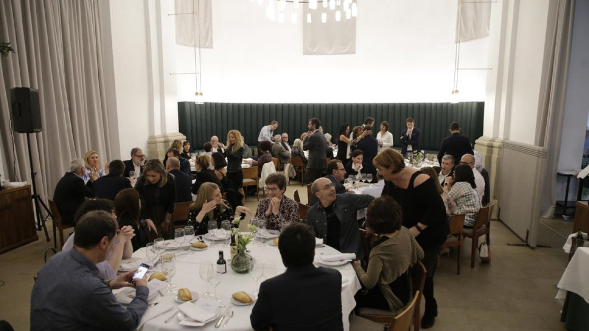 Decenas de personas participaron en el parador del Roser en la cena del Col·legi d’Enginyers Agrònoms.