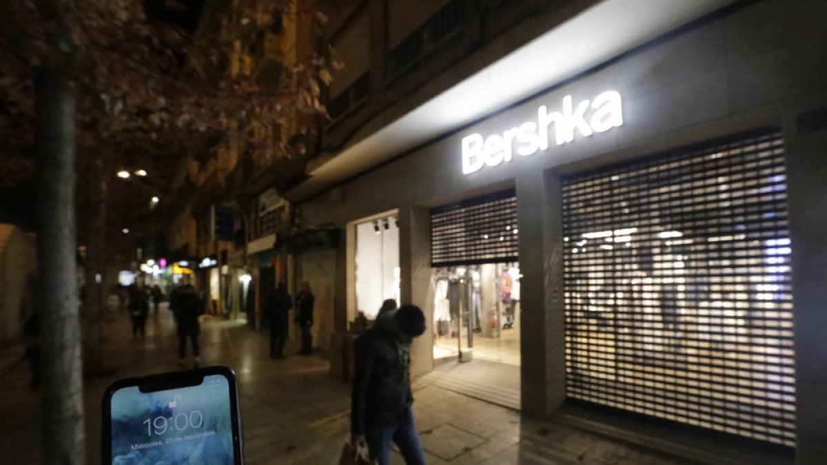 Sara i Rosa treballen en una botiga que cada dia tanca a les 19.00 h.