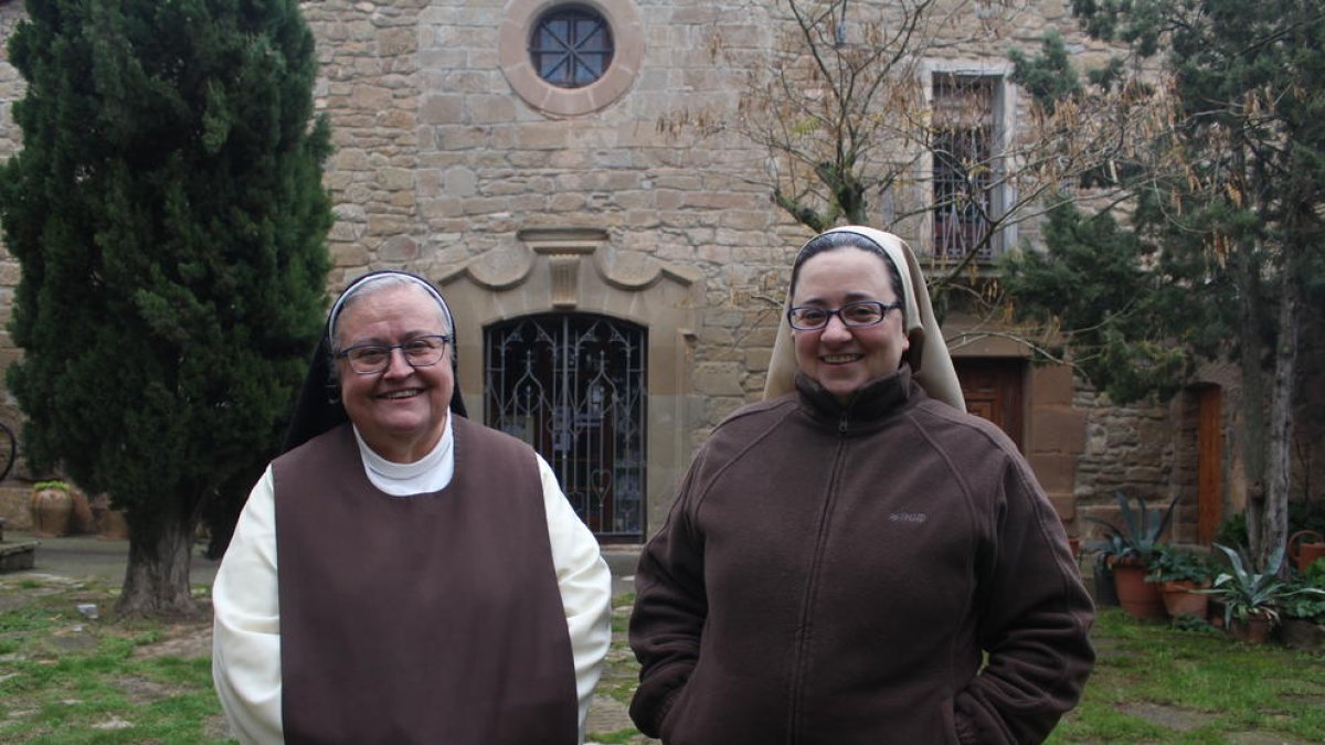 Sor Maria Trinitat y Pilar en el Monasterio de Santa Maria de Refet.