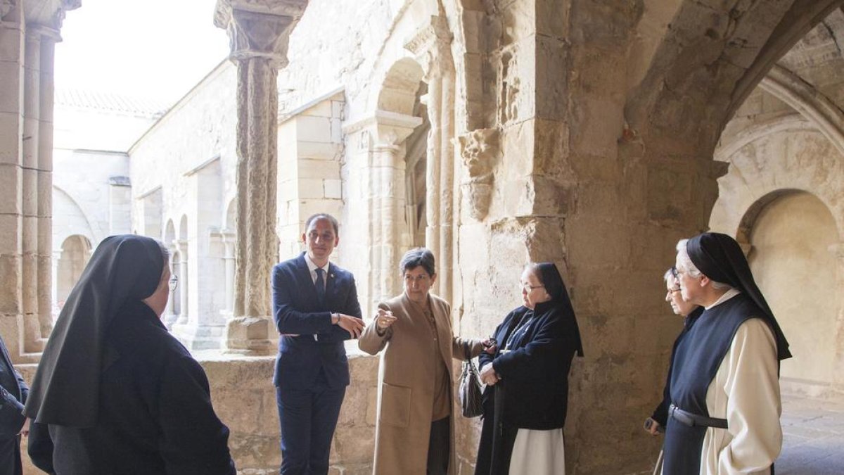La delegada del Govern espanyol a Catalunya i el subdelegat a Lleida, ahir a Vallbona de les Monges.