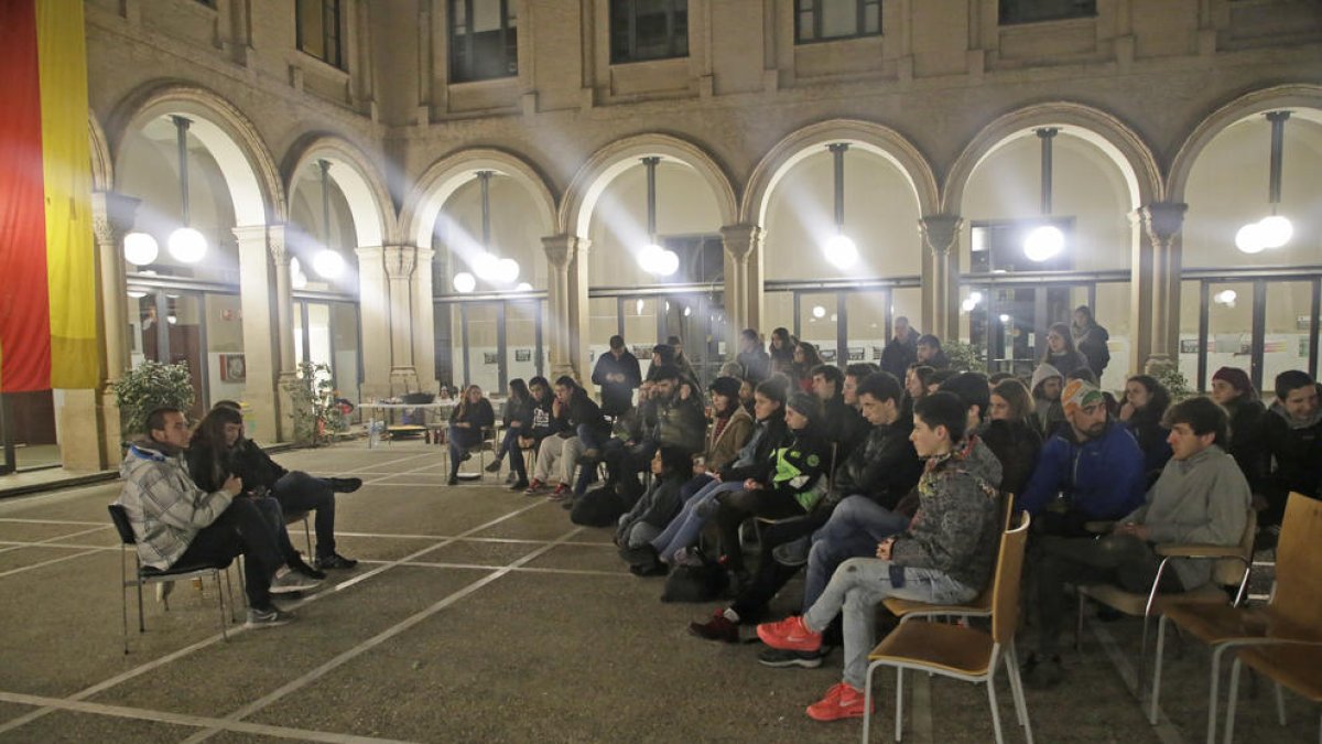 Estudiantes de la UdL, ayer por la noche en asamblea, antes de dormir en el Rectorado.