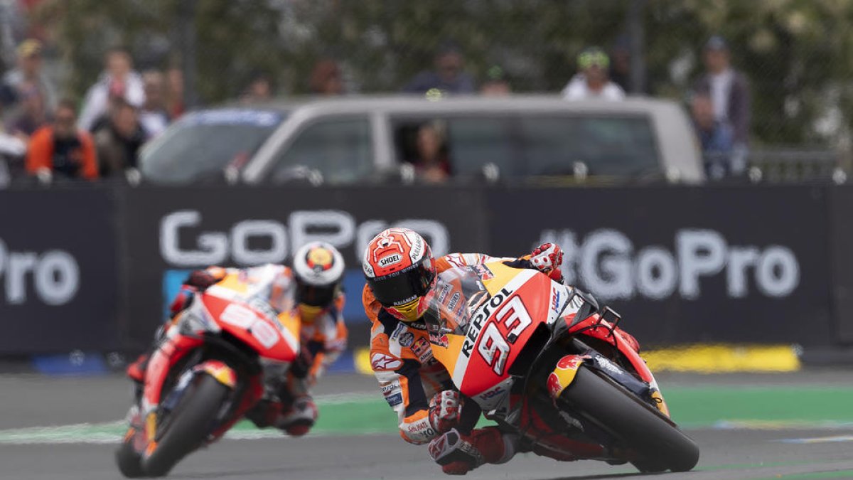 Marc Màrquez, davant del seu company Jorge Lorenzo.
