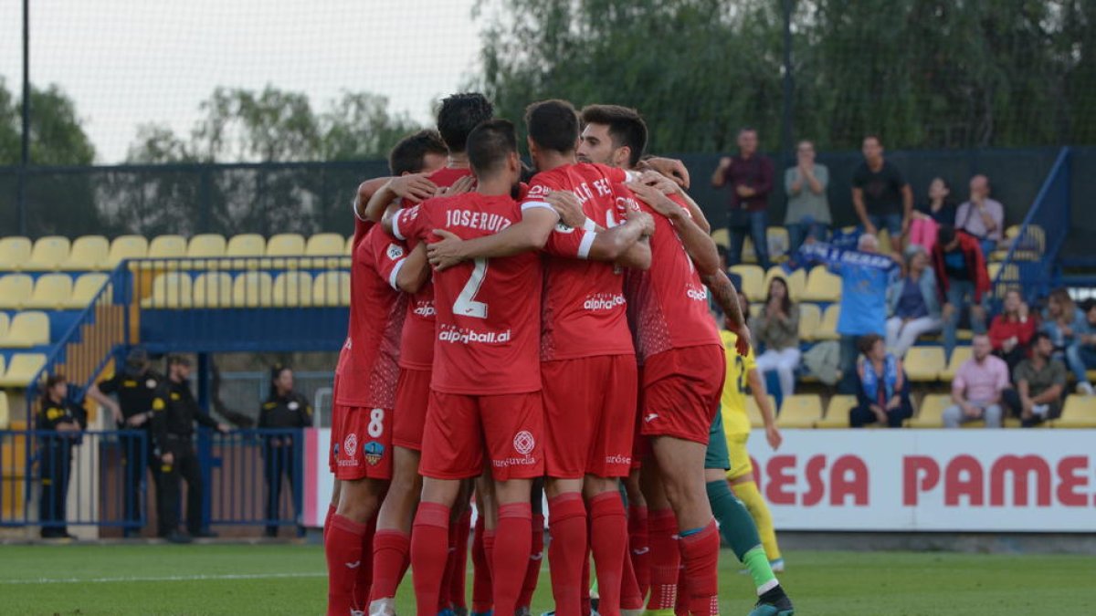 Els jugadors del Lleida celebren un dels gols que li van donar dissabte la victòria davant del Vila-real B.