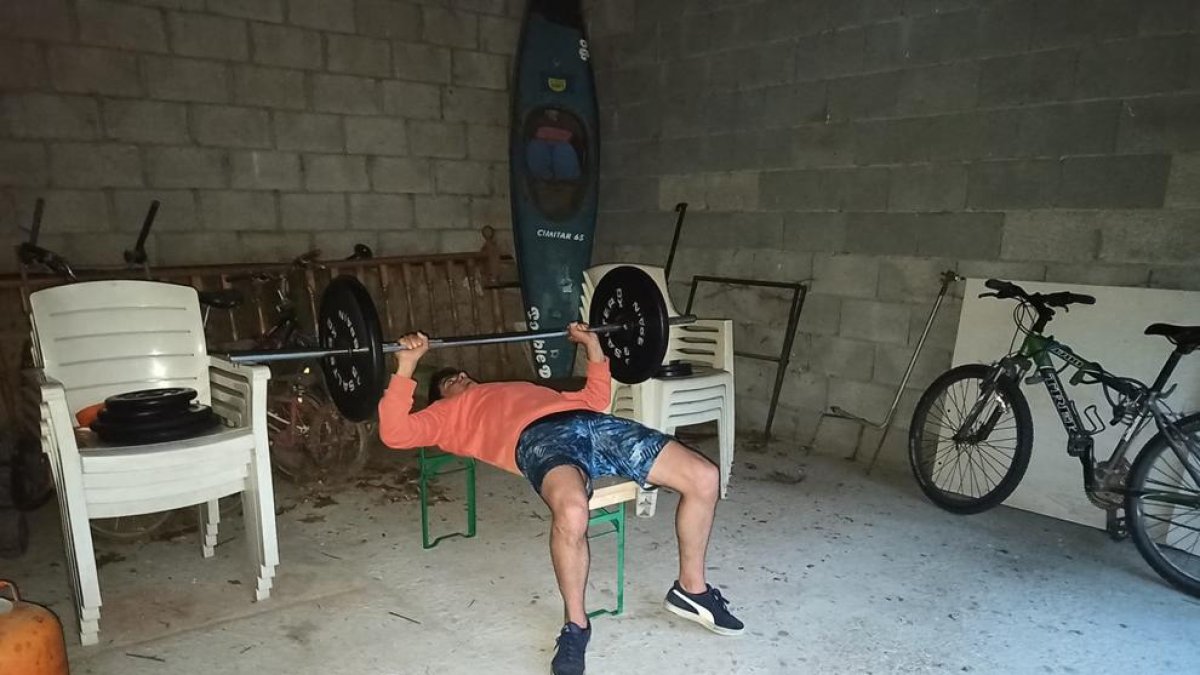 Miquel Travé ha hagut d’apartar la piragua, al fons, i dedicar-se a l’apartat físic al seu garatge.