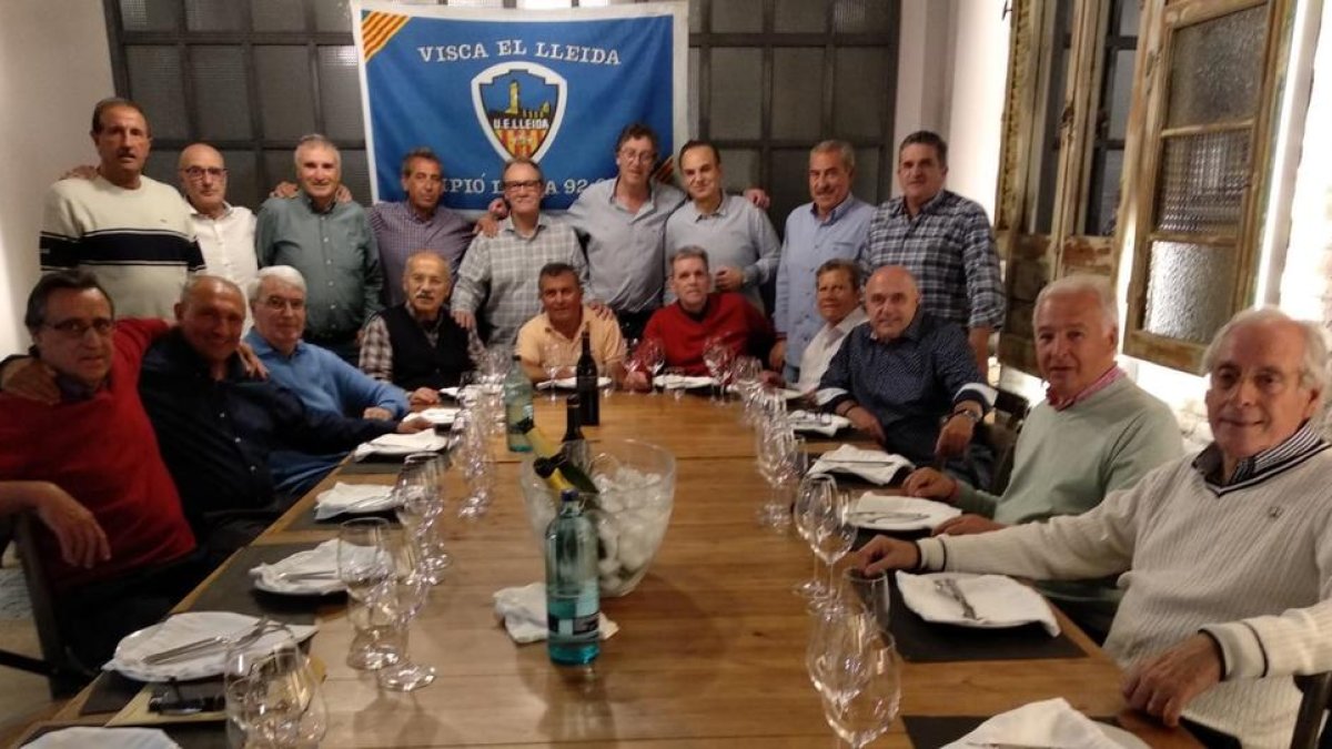 Grupo de exjugadores del Lleida que se reunieron ayer en el restaurante Tòfol.