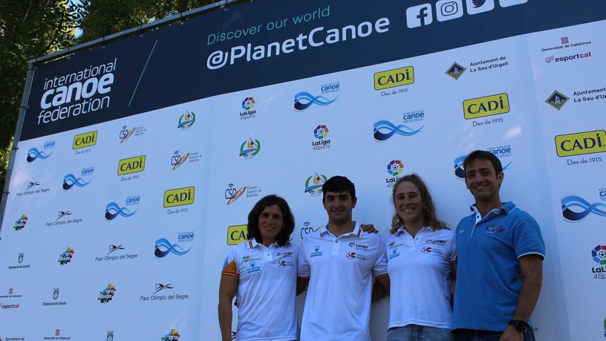 Maialen Chourraut, Miquel Travé y Núria Vilarrubla junto al seleccionador Guillermo Díez-Canedo.