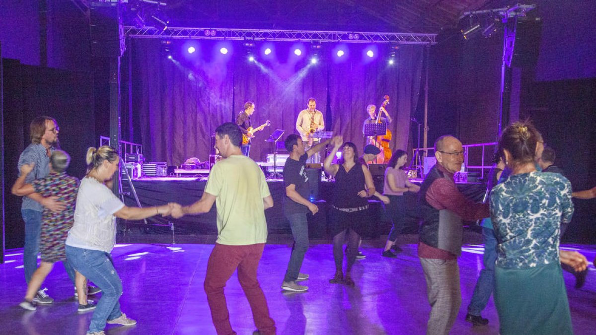 Els amants del swing, el jazz o el country es van citar en la quarta edició d’aquesta festa.