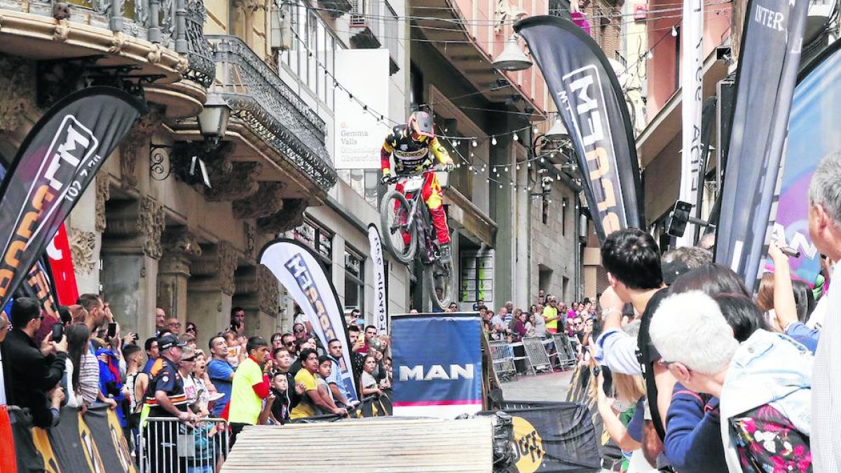 Una salto espectacular de un corredor bajando de Cavallers en la pasada edición del Down Town Lleida.