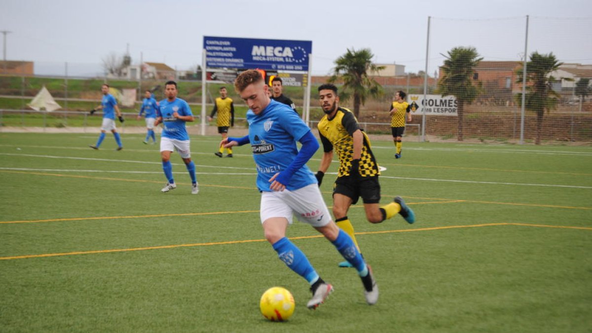 Un jugador de l’Alcarràs B intenta controlar l’esfèric en una acció ofensiva.