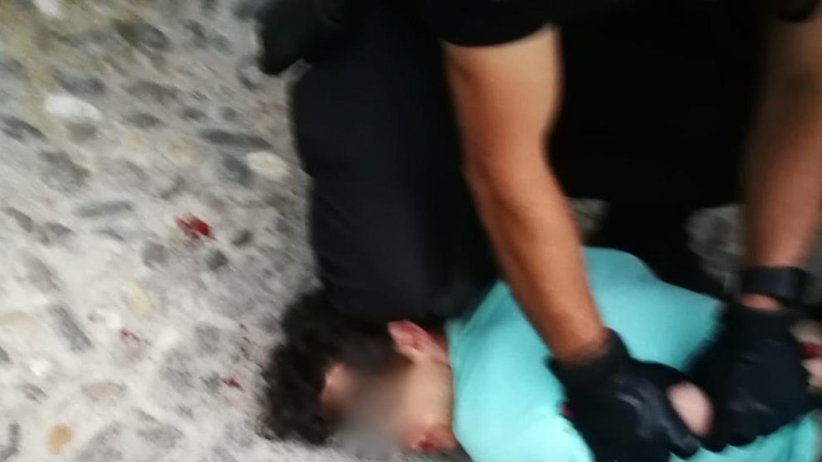 El hombre fue detenido por la policía local cubierto de sangre.