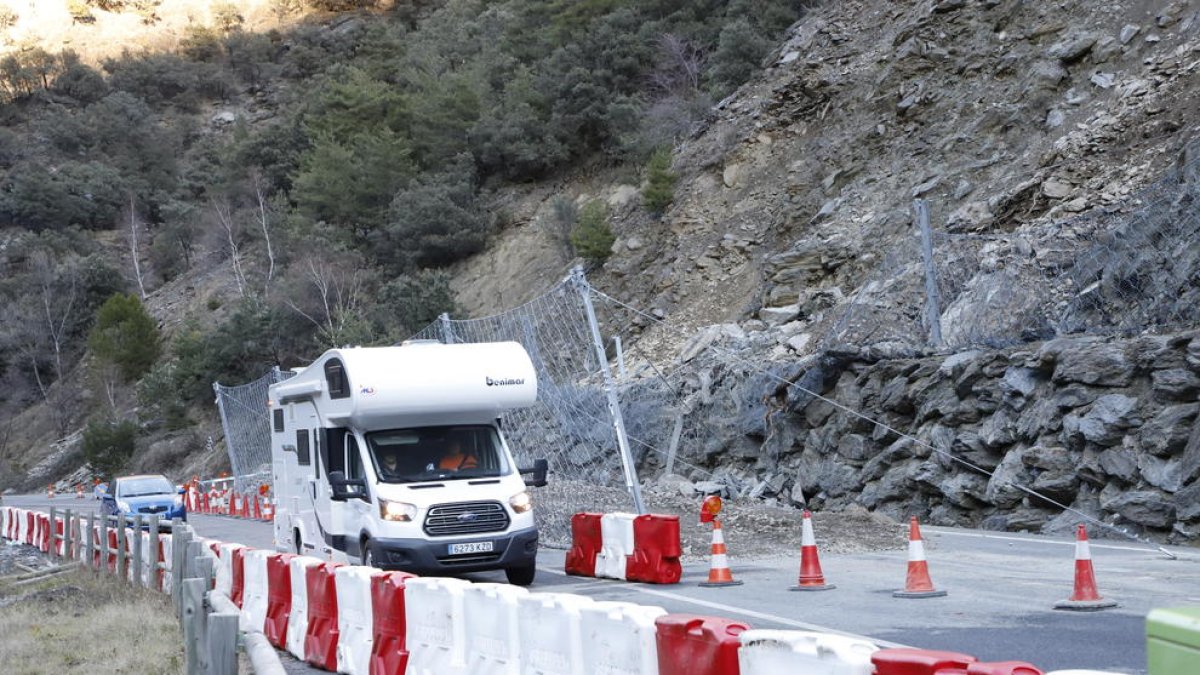 Els vehicles ja circulaven ahir pel pas provisional a la C-13 a Llavorsí després de 48 hores tallada.