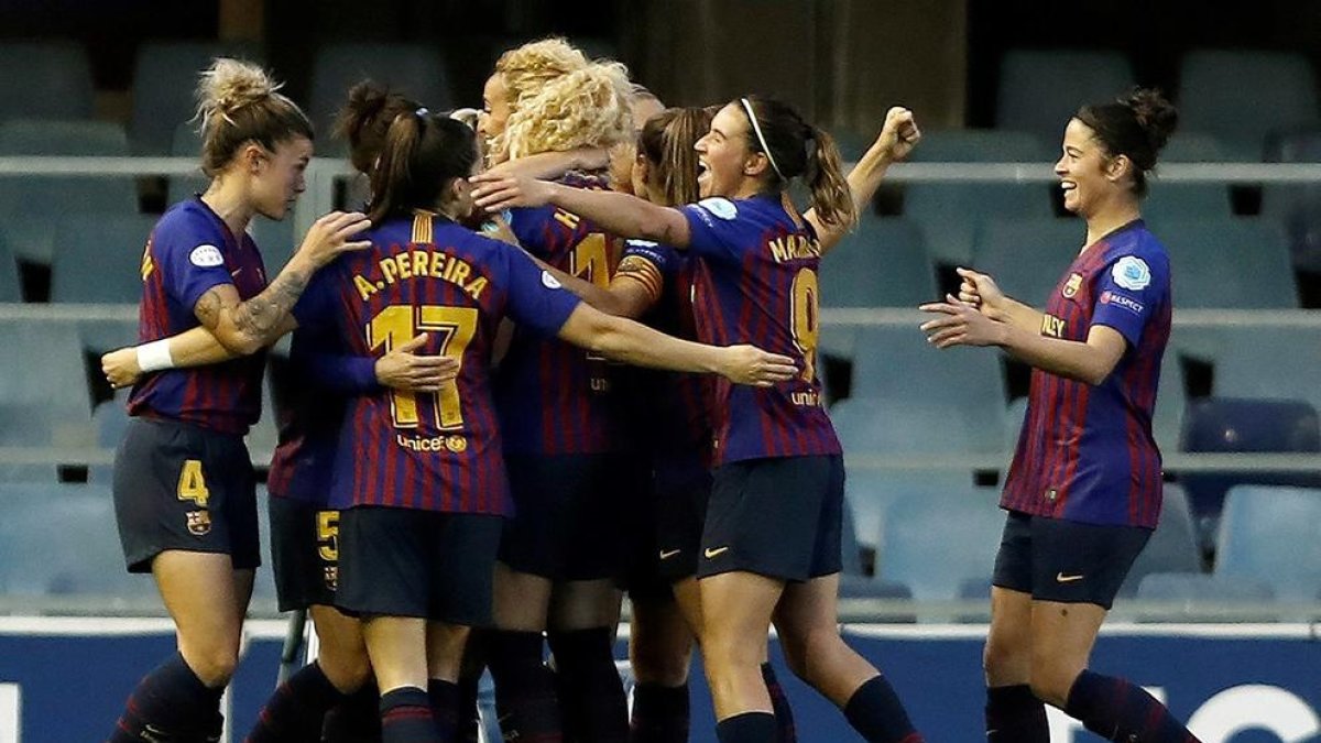 Las azulgranas festejan uno de los goles anotados por Duggan.