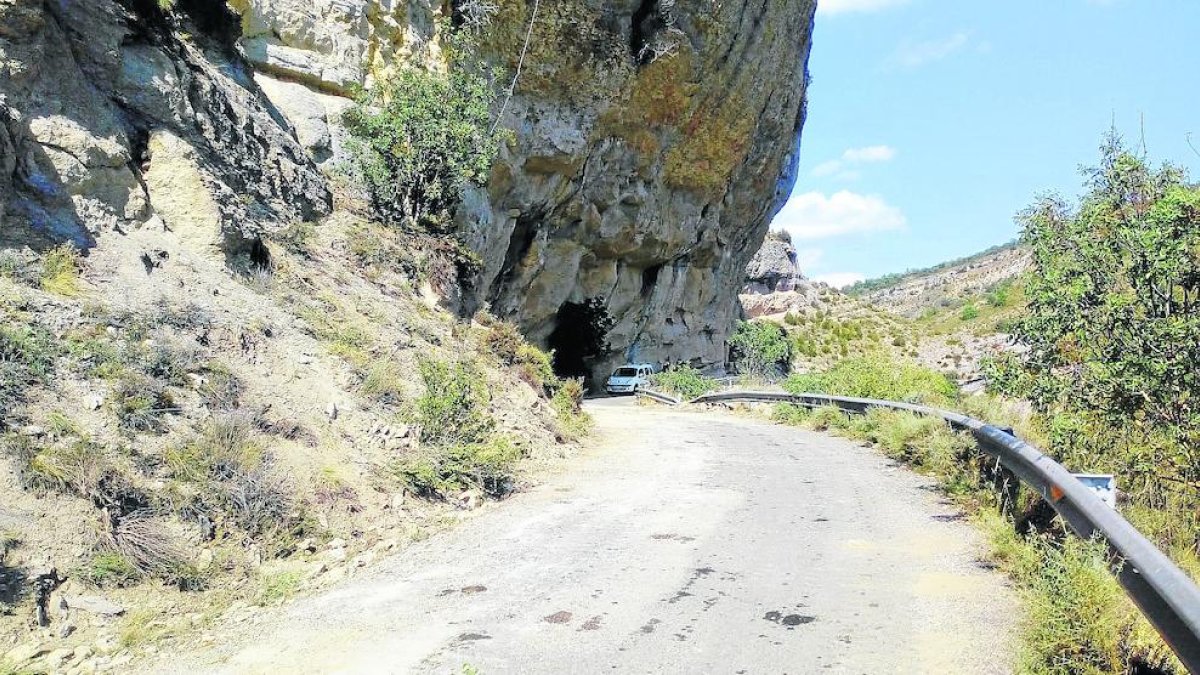 La carretera local quedó abierta ayer por la tarde.
