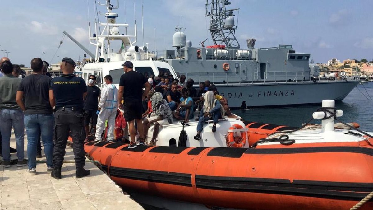Imagen de archivo de una embarcación con migrantes llegando a un puerto italiano.