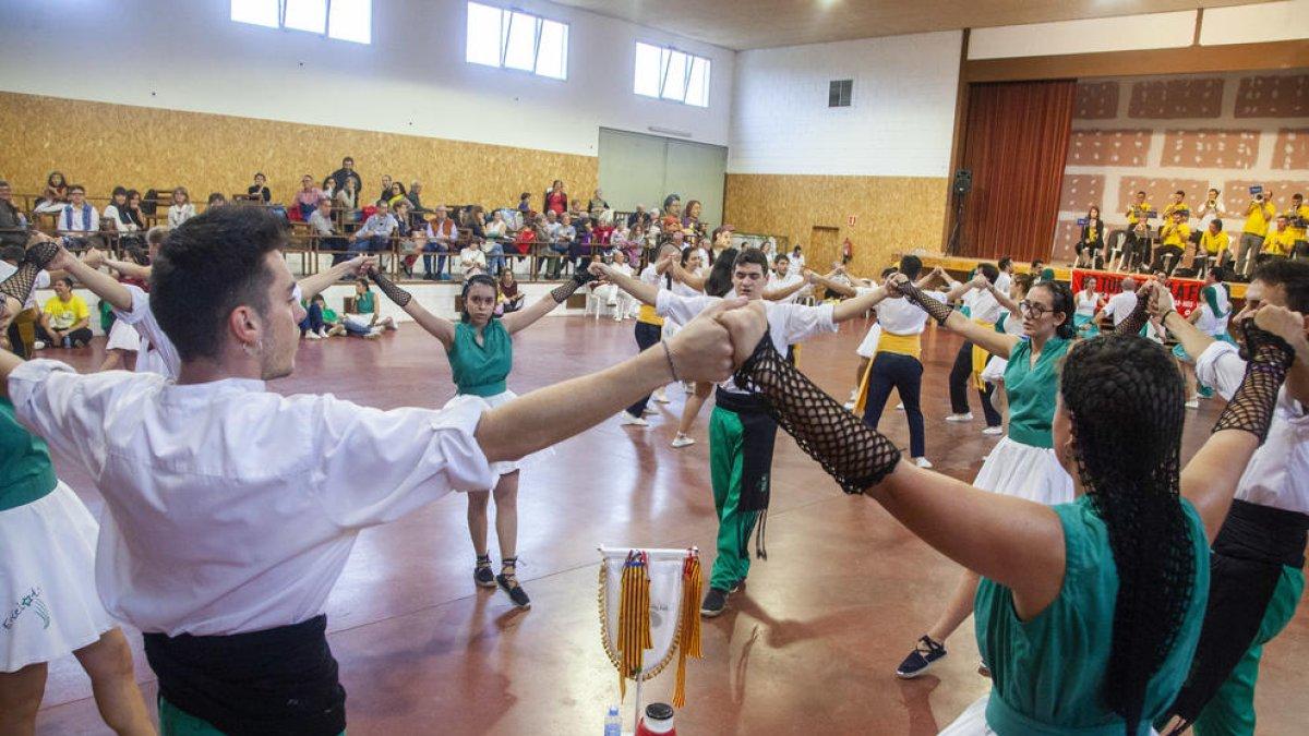 El certamen tuvo lugar en el pabellón debido a la lluvia.