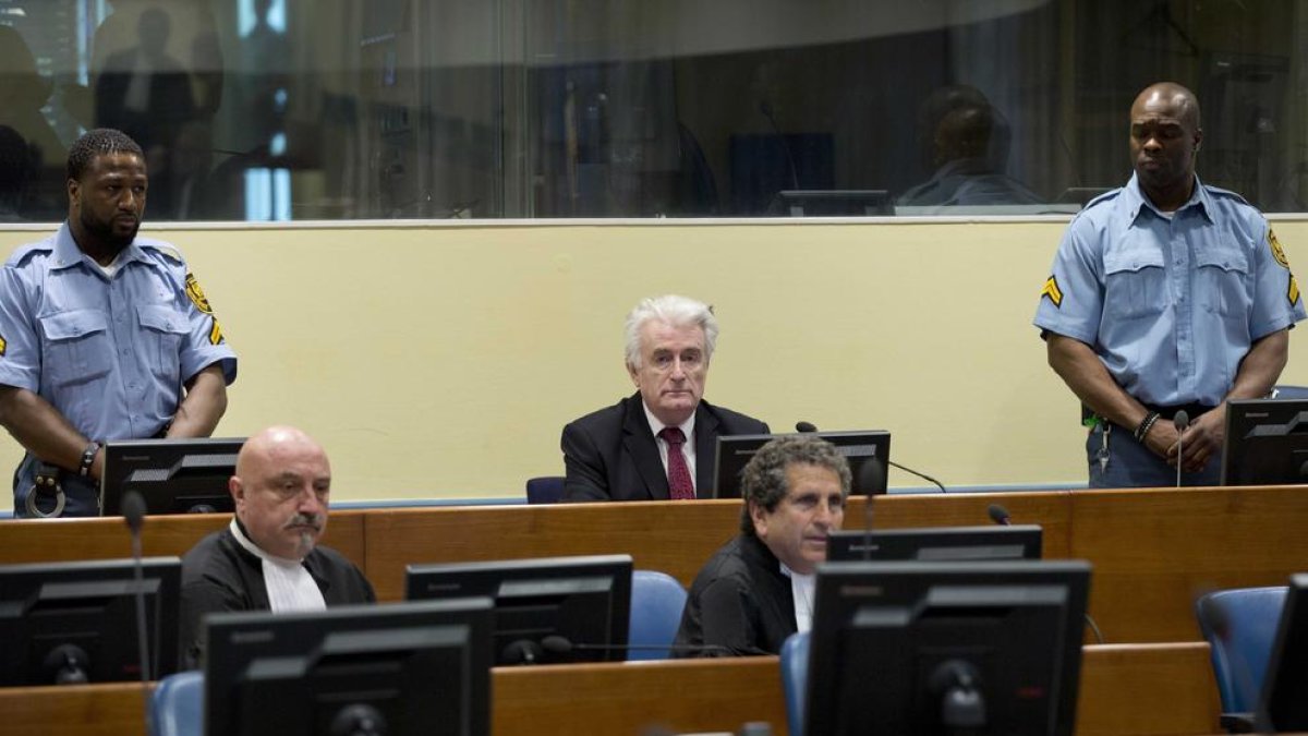 Retransmisión en Sarajevo de la decisión del tribunal de La Haya sobre Radovan Karadzic.