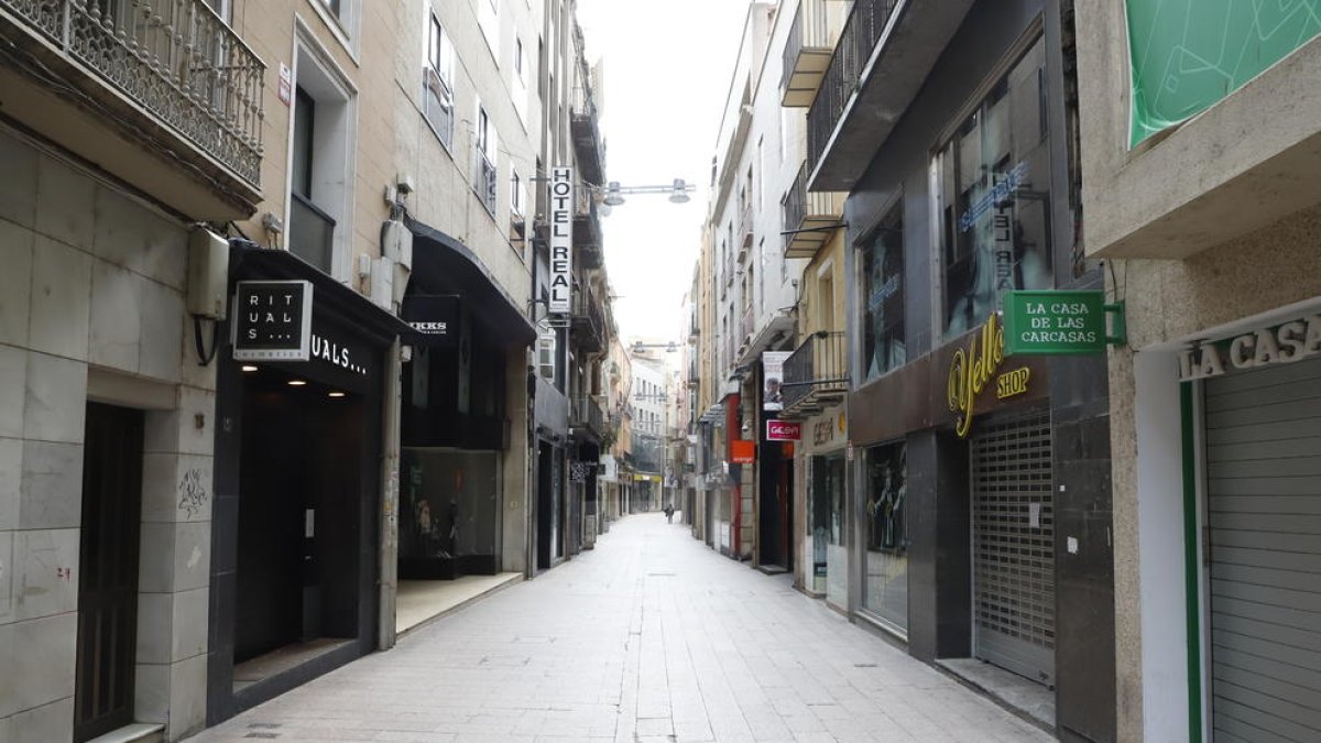 La calle Major de Lleida, vacía.
