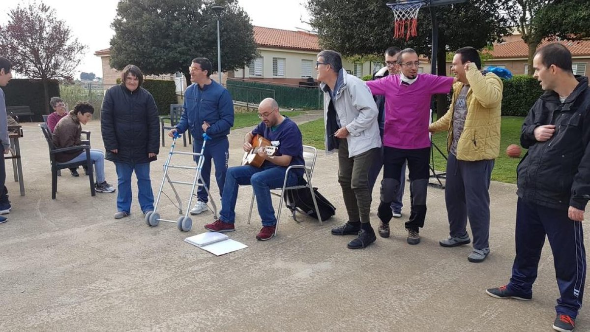 Usuaris d’Aspros participen en activitats durant el confinament a la Residència Empresseguera.